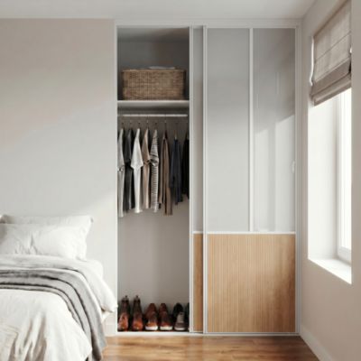 Porte de placard coulissante atelier effet bois côtelé profil aluminium blanc GoodHome Arius H.248,5 x L.61,5 cm + amortisseurs