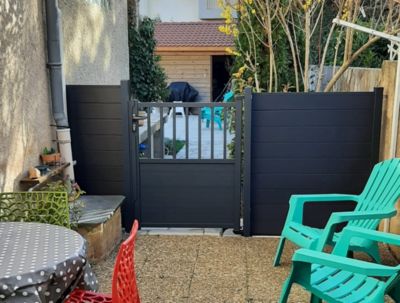 Portillon aluminium semi barreaudé Haut 140 x Larg 100 cm - Gris 7016 - Vendu avec 2 poteaux