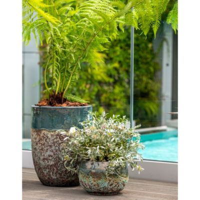 Deux Conteneurs De Et Réalistes Isolés De Différentes Couleurs Et Tailles Avec Illustration Vectorielle De Légendes | Vecteur Gratuite