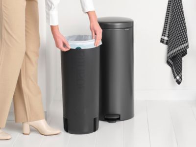 Poubelle à pédale coloris gris Brabantia NewIcon 30 L