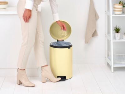 Poubelle à pédale coloris jaune Brabantia NewIcon 20 L