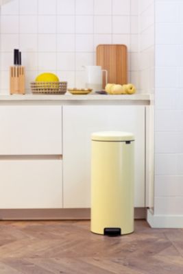 Poubelle à pédale coloris jaune Brabantia NewIcon 30 L