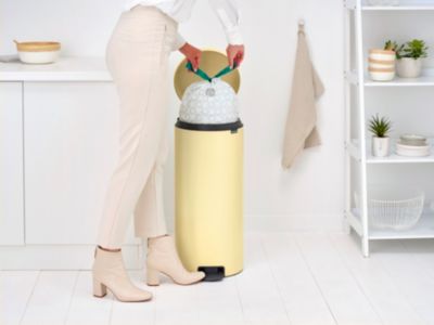Poubelle à pédale coloris jaune Brabantia NewIcon 30 L