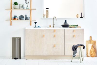 Poubelle à pédale coloris platinium Brabantia NewIcon 30 L