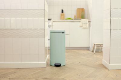 Poubelle à pédale coloris vert jade Brabantia NewIcon 30 L