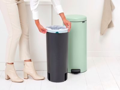 Poubelle à pédale coloris vert jade Brabantia NewIcon 30 L
