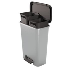 Poubelle de cuisine 46L Keter Compatta en plastique coloris gris ouverture à pédale l.47,8 x P.29 x H.62,6 cm