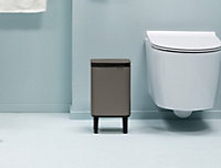 Poubelle de salle de bains 4 L compacte en acier, platinium mat, Brabantia Bo Waste Bin