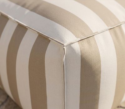 Pouf carré intérieur / extérieur déperlant rayé beige 45 x 45 cm