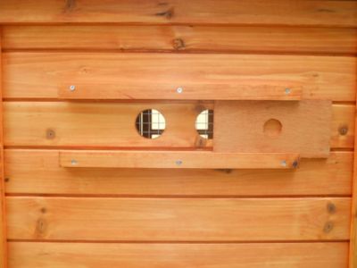 Poulailler en bois teinté clair avec toit bitumé 1 pente1,5 m² – Habrita
