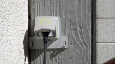 Prise de courant étanche Legrand Green'up pour véhicule électrique + patère de sécurité
