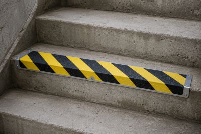 Profilé d'escaliers antidérapant avec nez en aluminium m2™ rayé noir/jaune 120 x 635 x 45mm