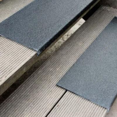 Profilé d'escaliers antidérapant avec nez en fibre de verre (PRV) grain moyen noir 230 x 800 x 30mm