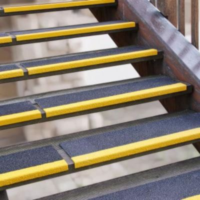 Profilé d'escaliers antidérapant avec nez en fibre de verre (PRV) grain moyen noir avec bord jaune 230 x 1000 x 30mm