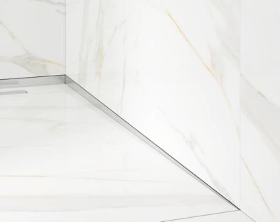 Profil latéral droit incliné Ilcom en acier inoxydable Argent satiné Argent satiné - 12mm x 1800mm x 0,65 ep.