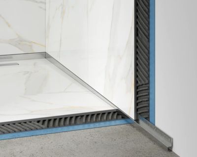 Profil latéral droit incliné Ilcom en acier inoxydable Argent satiné Argent satiné - 12mm x 1800mm x 0,65 ep.