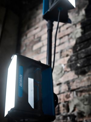 Projecteur de chantier double sur pied à LED filaire Erbauer Lewo 1600 lumens (20W)