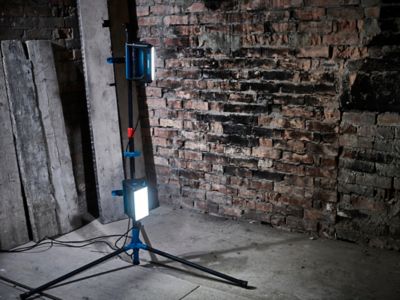 Projecteur de chantier double sur pied à LED filaire Erbauer Lewo 1600 lumens (20W)