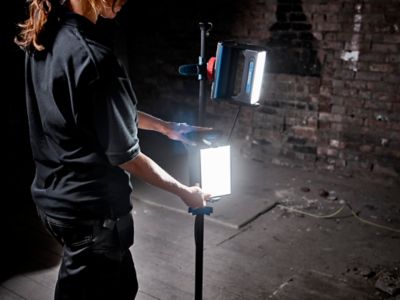 Projecteur de chantier double sur pied à LED filaire Erbauer Lewo 1600 lumens (20W)