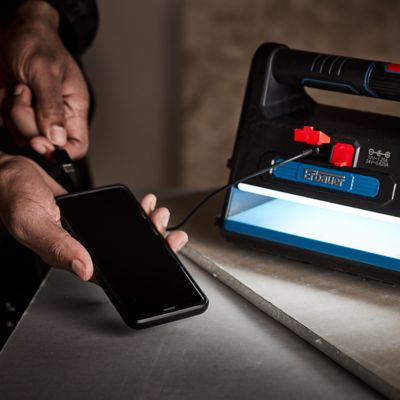 Projecteur de chantier Erbauer sur batterie + USB 2000 lumens sans fil