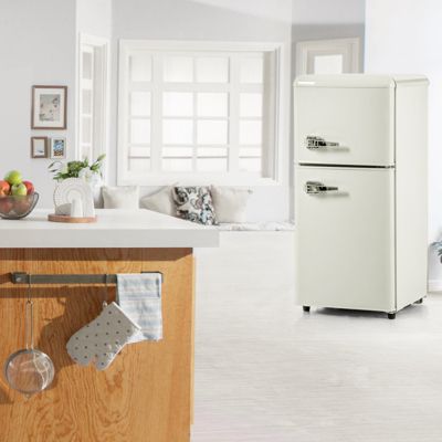 Réfrigérateur rétro. Réfrigérateur-congélateur combiné avec un volume total de 60 litres, un volume de congélateur de 22 litres
