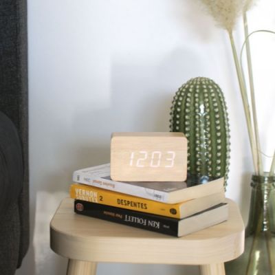 Réveil digital compact aspect bois
