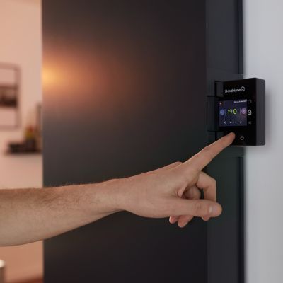 Radiateur connecté électrique à inertie fluide GoodHome Iriya anthracite 1500W vertical.