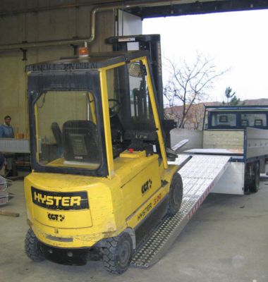 Rampe de chargement 2000mm - Haut. à franchir de 600mm -  charge max par paire 26300kg pour empattement 1500mm - Vendue à l'unité