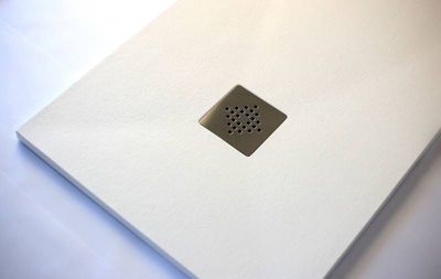 Receveur de douche 80 x 130 cm extra plat PURE en resine surface ardoisee blanc Grille inox