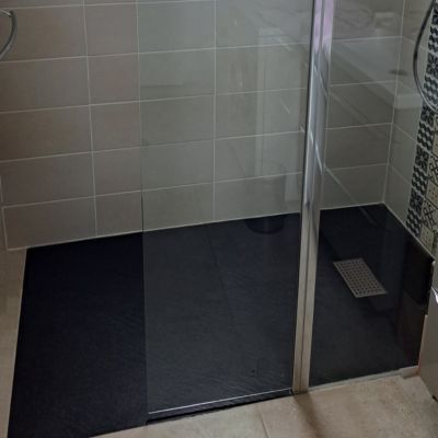 Receveur de douche 90 x 160 cm extra plat noir PIATTO en SoliCast surface ardoisee
