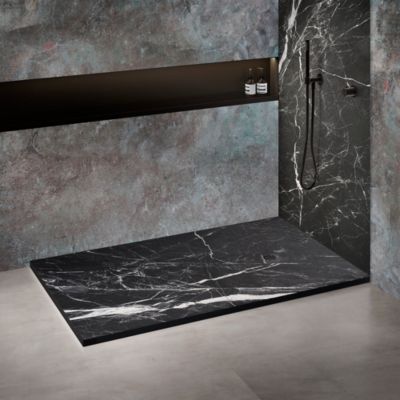 Receveur de douche en resine 200x100 cm imitation marbre noir grille carree inox noir excentree