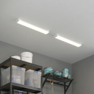 Plafonnier blanc diffuseur lumière LED garage pièce humide
