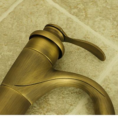 Robinet lavabo, finition en laiton pour un style classique