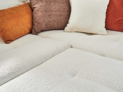 Rune - canapé d'angle droit - 4 places - avec pouf d'appoint - en tissu bouclette - Lisa Design