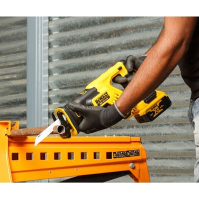 Scie sabre compacte sans fil DeWalt DCS367NT XR 18V (sans batterie)