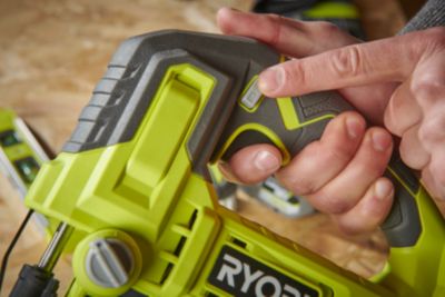 Scie sauteuse sans fil pendulaire Ryobi RJS18-0 18V ( sans batterie)