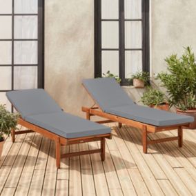 Set de 2 bains de soleil en Acacia   AREQUIPA   Transats avec coussins gris et roulettes. multi positions