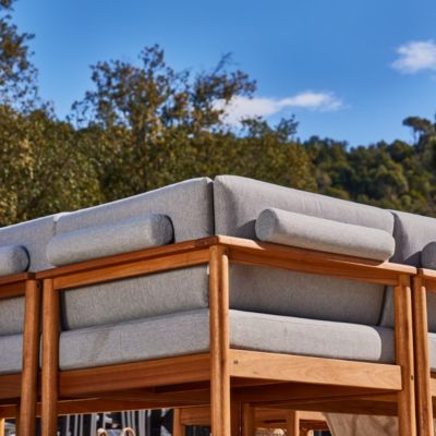 Set de jardin d'angle 5 places en bois d'eucalyptus et coussins gris - Roma