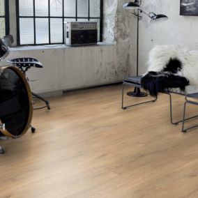 Sol stratifié Amande décor chêne naturel avec sous-couche intégrée AC5