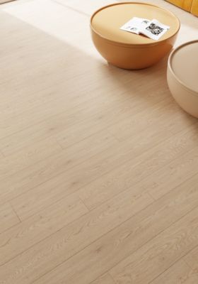 Sol stratifié Amande GoodHome, passage intense AC5, effet chêne blond, L.138,3 cm x l.19,3 cm x ép.8 mm