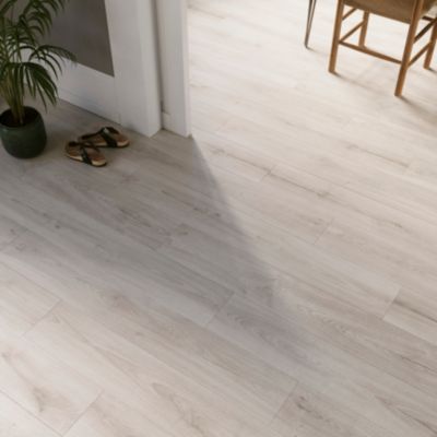 Sol stratifié Cleobury GoodHome, passage intense AC5, effet chêne blanchi, L.126,1 cm x l.19,2 cm x ép.10 mm, résistant à l'eau