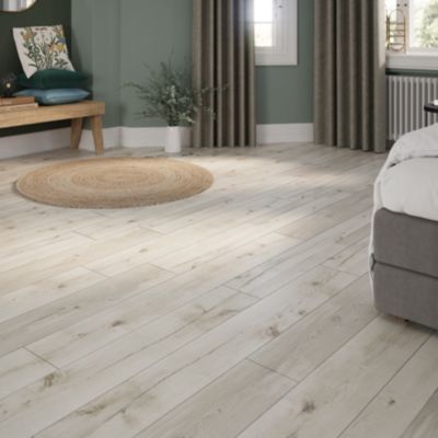 Sol stratifié clipsable Bexhill chêne blanc passage élévé AC4 ép.8 mm