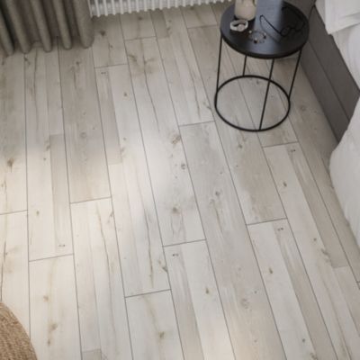 Sol stratifié clipsable Bexhill chêne blanc passage élévé AC4 ép.8 mm
