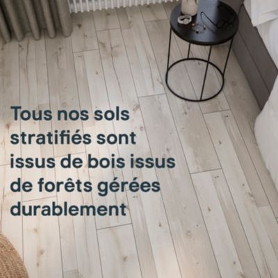 Sol stratifié clipsable Bexhill chêne blanc passage élévé AC4 ép.8 mm