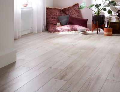Sol stratifié clipsable Holy 8 mm + souscouche intégrée 2 mm L. 139 x l.20 cm Castorama