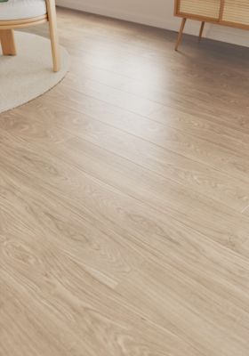 Sol stratifié Comford GoodHome, passage élevé AC4, effet chêne, L.129,2 cm x l.19,3 cm x ép.8 mm, résistant à l'eau