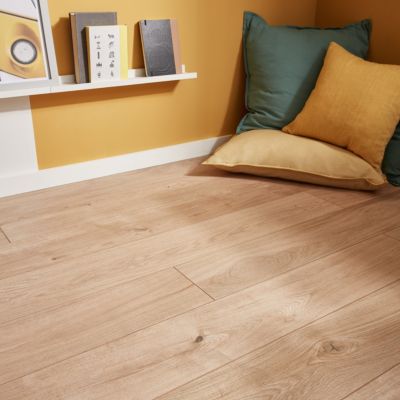 Sol stratifié effet chêne passage élevé AC4 L.128,6 cm x l.19,4 cm x ép.8 mm, Gladstone GoodHome