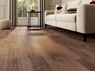 Sol stratifié Gladstone GoodHome, passage élevé AC4, effet chêne brun, L.128,6 cm x l.19,4 cm x ép.8 mm