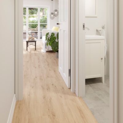 Sol stratifié Lulea GoodHome, passage élevé AC4, effet chêne blond, L.129,2 cm x l.24,6 cm x ép.8 mm, résistant à l'eau