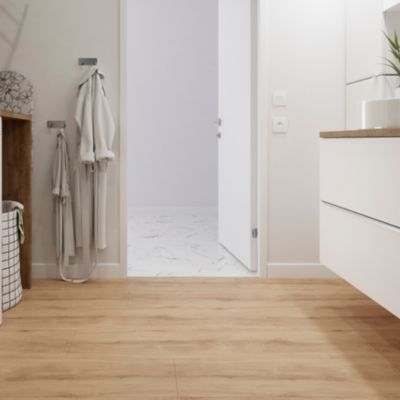 Sol stratifié Lulea GoodHome, passage élevé AC4, effet chêne blond, L.129,2 cm x l.24,6 cm x ép.8 mm, résistant à l'eau